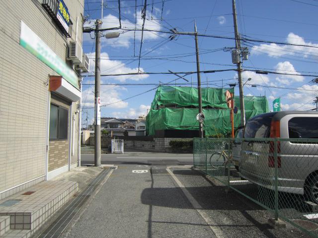 Local photos, including front road. South front road (from the west)