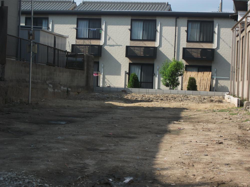 Local photos, including front road.  ◆ Local Photos