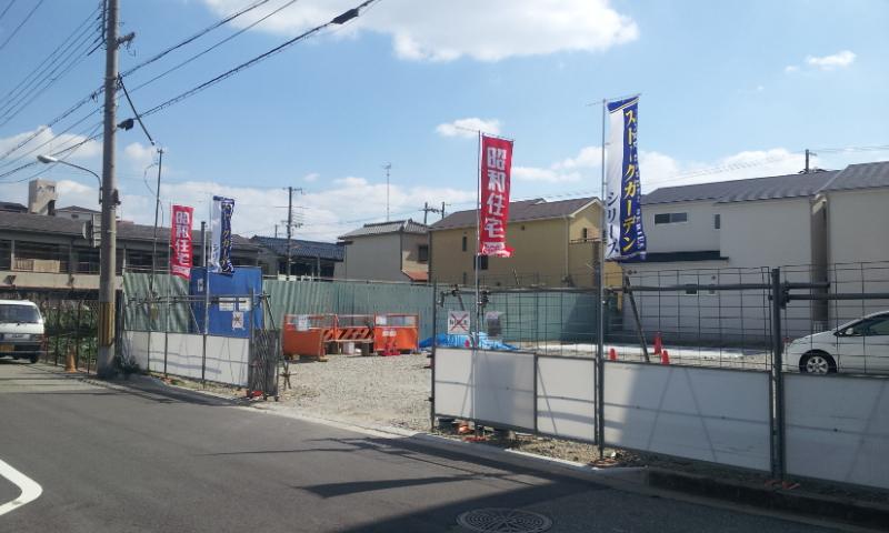 Local land photo. Local (10 May 2013) shooting front road traffic volume in 6m of one-way is very small.