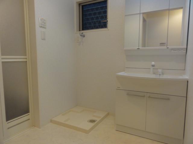 Wash basin, toilet. Washbasin with shower