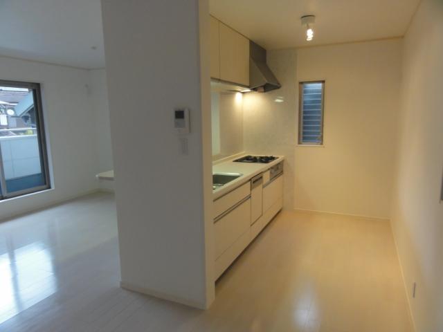 Kitchen. With counter face-to-face kitchen Indoor (12 May 2013) Shooting