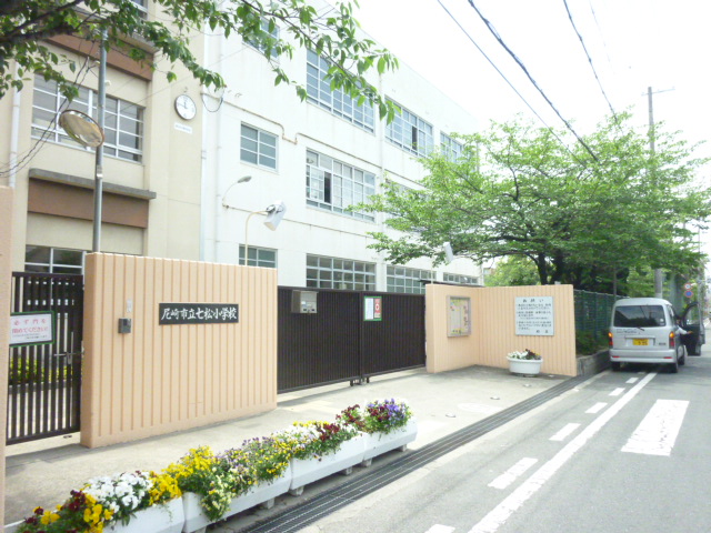 Primary school. Municipal Nanamatsu up to elementary school (elementary school) 673m