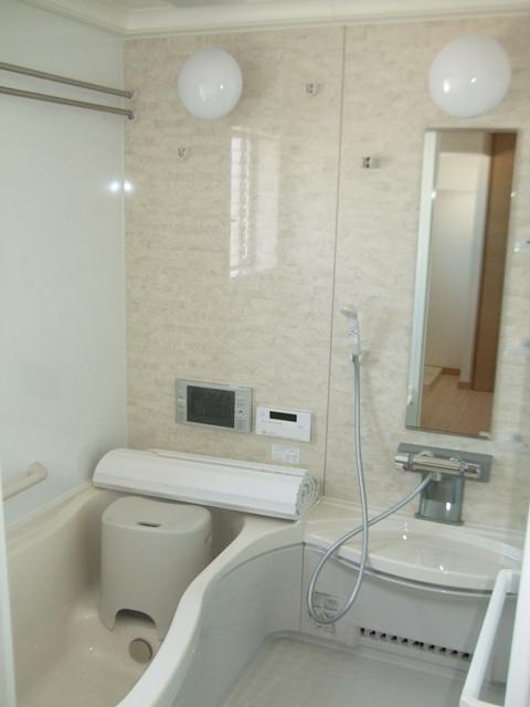 Bathroom. Yamaha system bus, Bathroom TV, Surround system, Mist sauna and dry