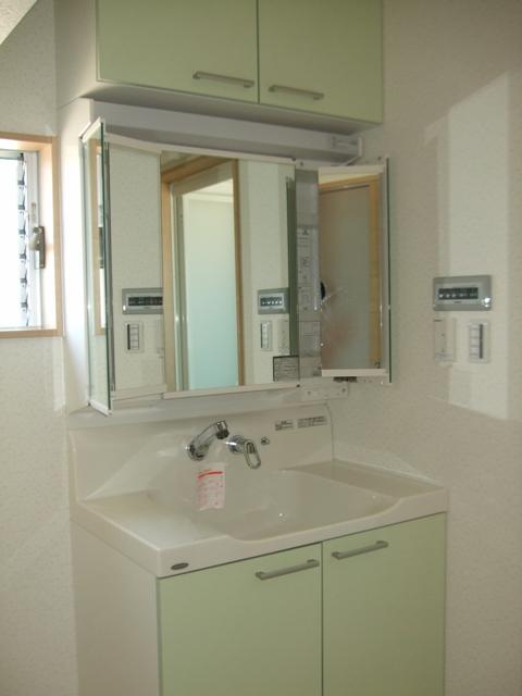 Wash basin, toilet. It is spacious with wide 900 type (Yamaha)