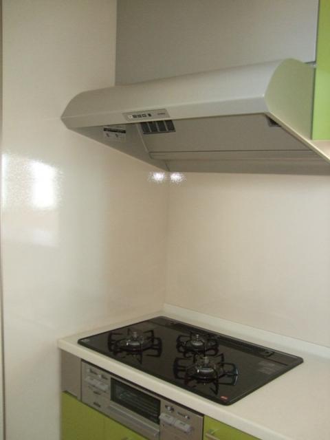 Kitchen. Cyclone Food ・ Glass top stove