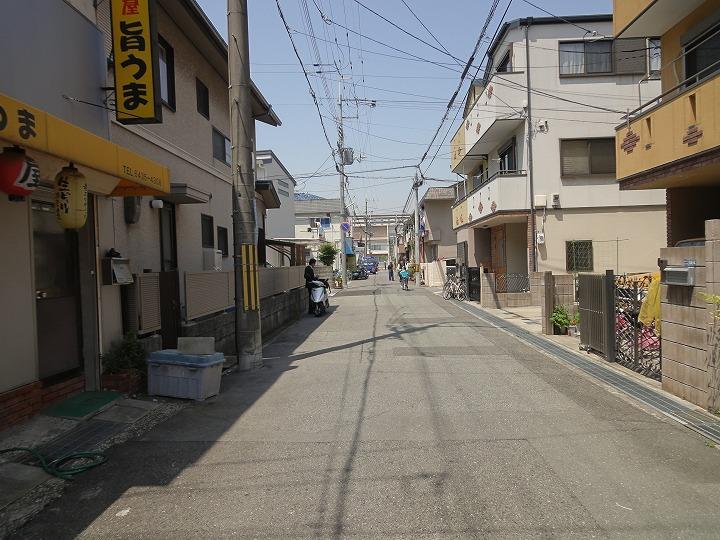 Local photos, including front road. I car traffic a small amount of the front road is also safe jumping out of children