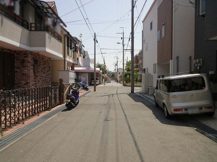 Local photos, including front road. Front road is located 6m!