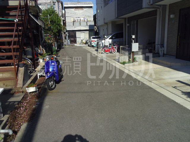 Local photos, including front road. Local leading edge road