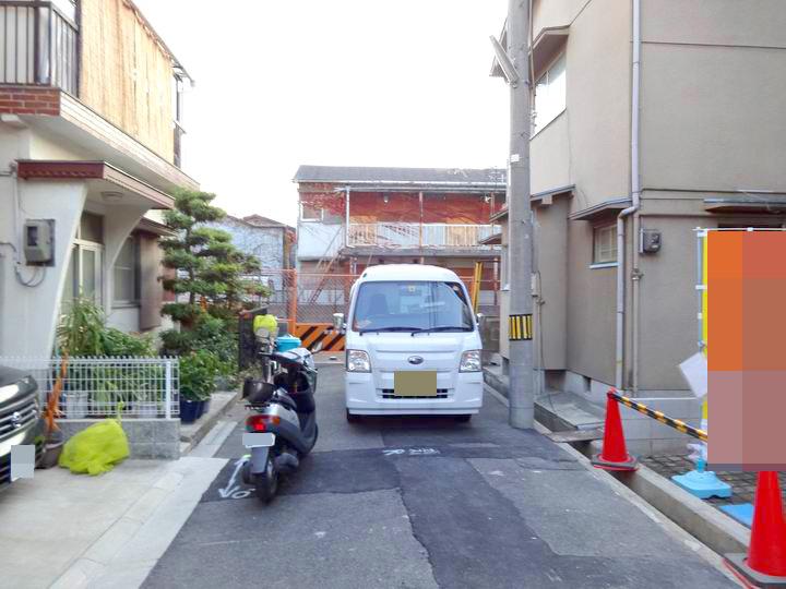 Local photos, including front road. It also takes light because there is a distance between the face-to-face side of the building