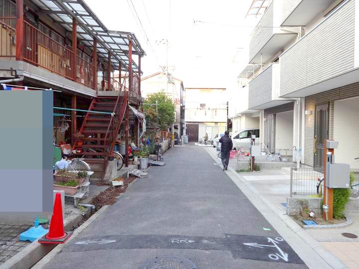 Local photos, including front road. Traffic volume of the front road is relatively small