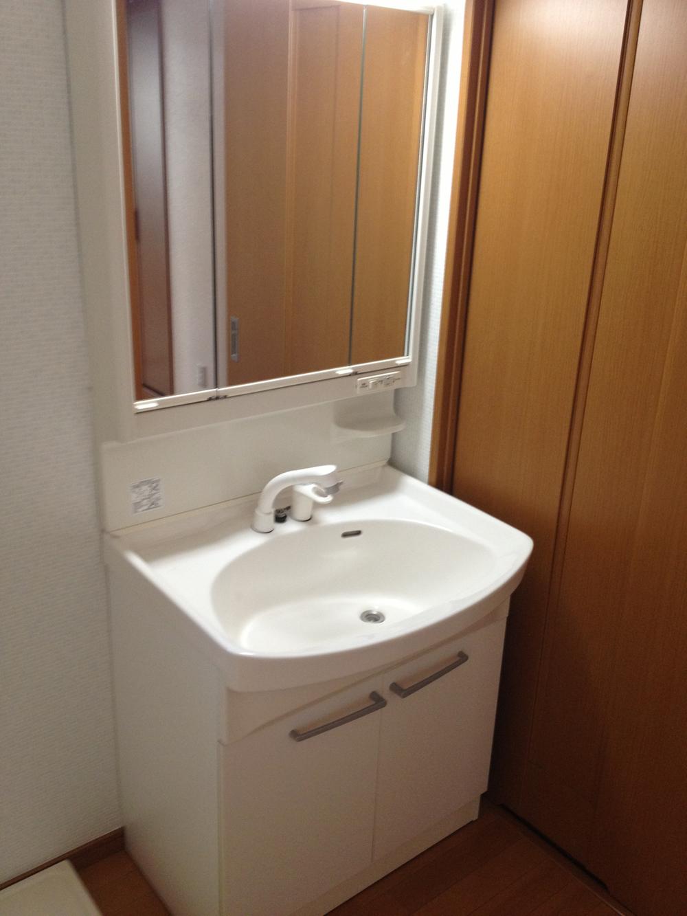 Wash basin, toilet. Local (11 May 2013) Shooting