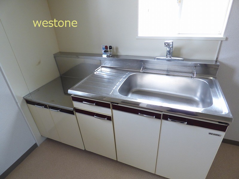 Kitchen. Gas stove can be installed kitchen.