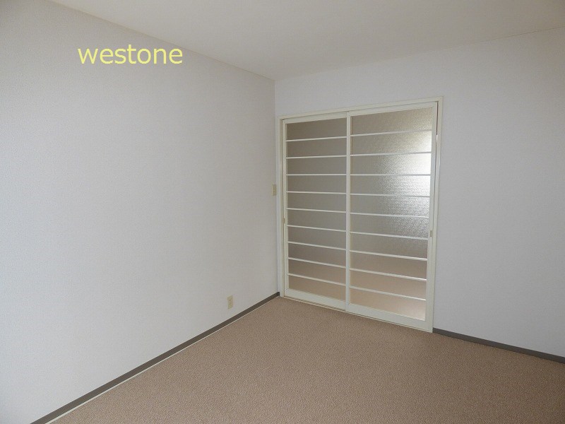 Living and room. Closed state of Western-style sliding door. It is a bright room with two-sided window.