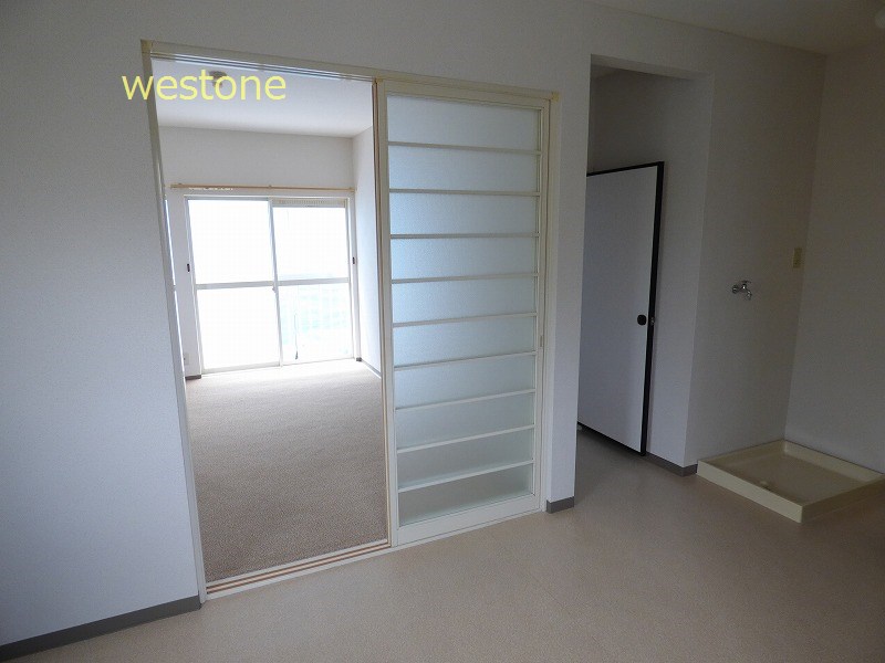 Other room space. Western-style room from the kitchen, Shot to the Japanese-style room.
