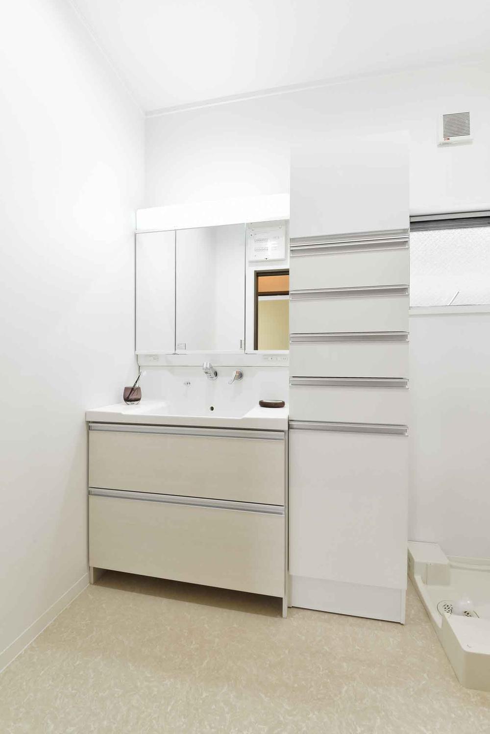 Model house photo. C No. Chie basin. Basin of multi-storage. Also easy to wash a big thing because the shower water to draw.