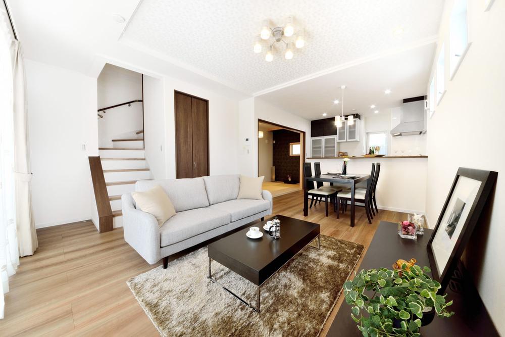 Model house photo. LDK secured the brightness by reflecting light to the C No. land model house white to keynote. It has been devised to incorporate the lights everywhere.