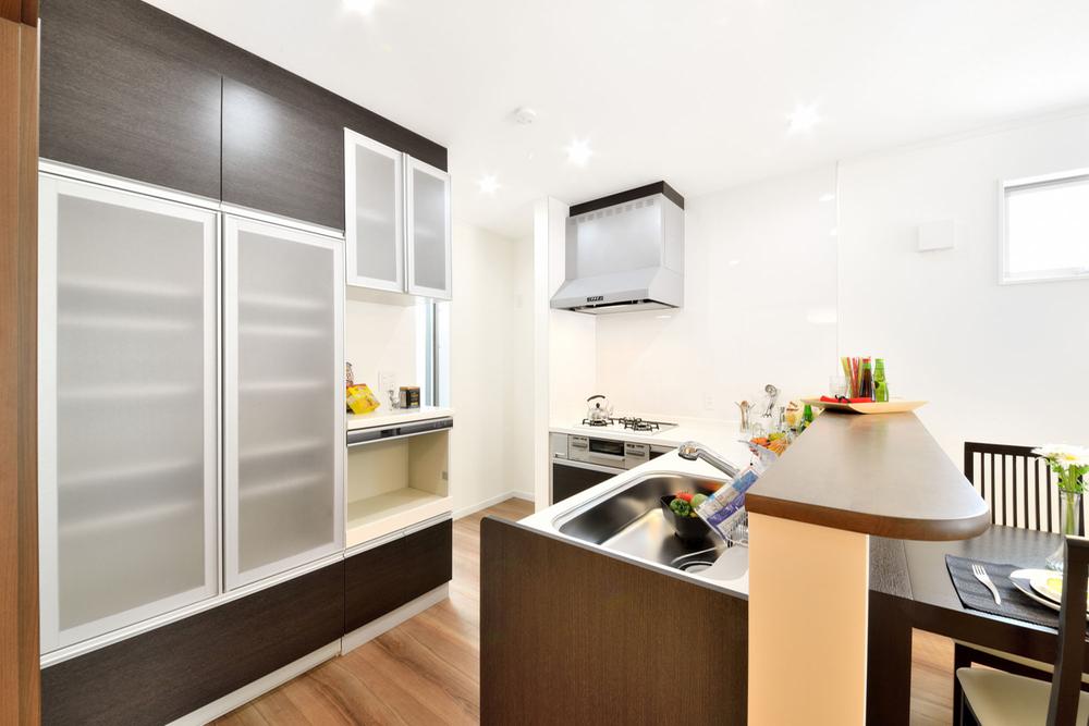 Model house photo. Mimamore you every day the growth of the child along with the C No. land model house face-to-face kitchen lively conversation of family. With storage shelves, as is under the counter decorate photos and accessories. Cup board is also standard.