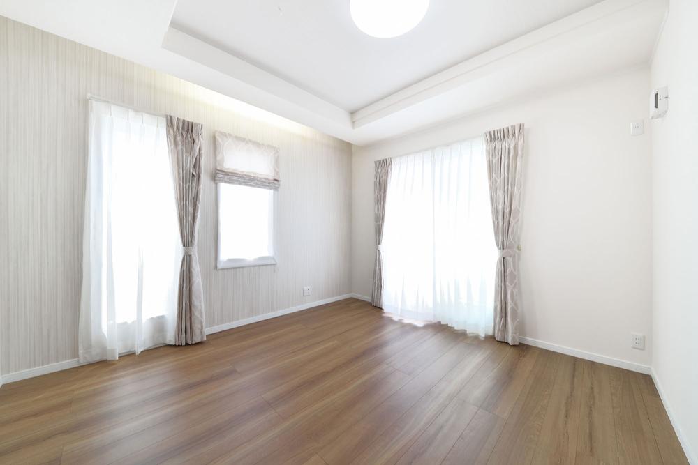 Model house photo. Very bright it is given the large sweeping windows in C No. land model House Master Bedroom. Likely woke up with this if natural light every day.