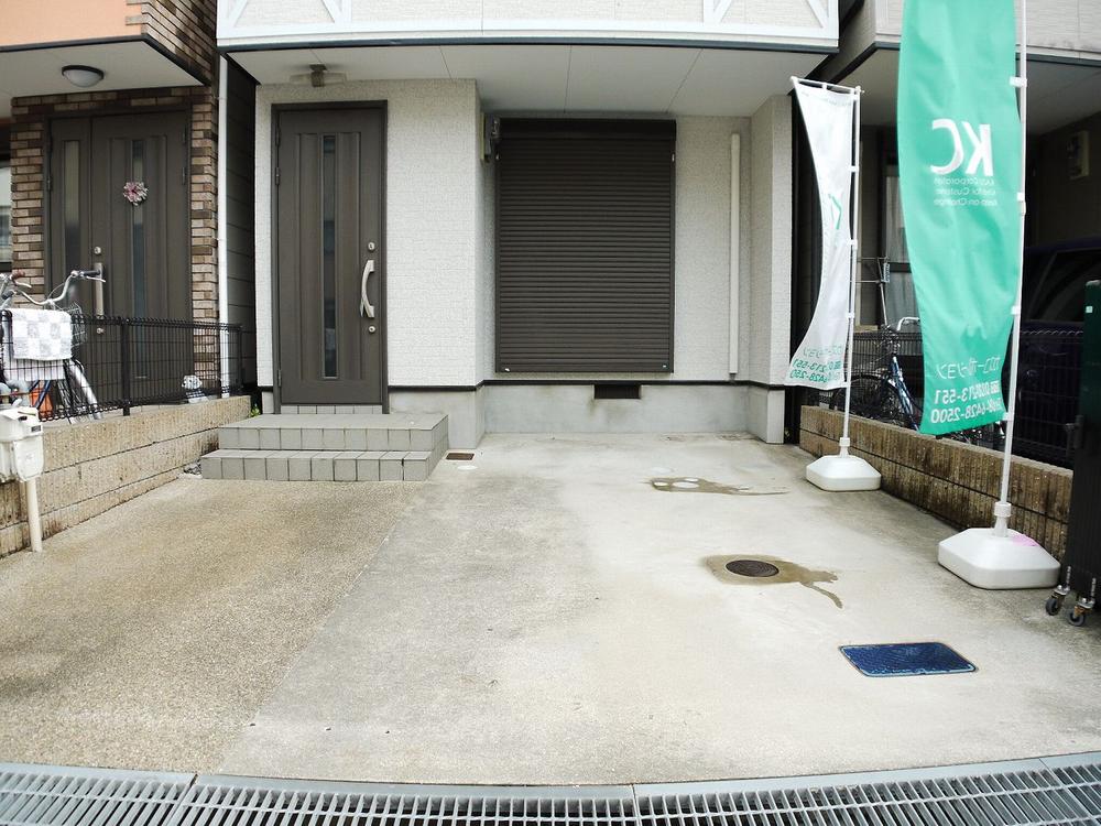 Parking lot. More depth 5m, Large vehicles is also available parking garage