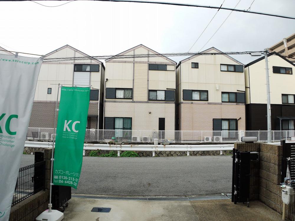 View photos from the dwelling unit. It is a view from a garage that has been separated by more than 14m from the front building in width 7m + waterway 7m