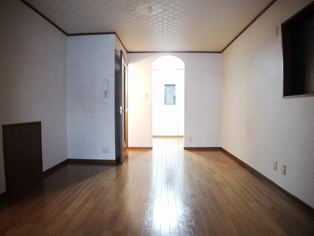 Living. Shooting in the kitchen direction