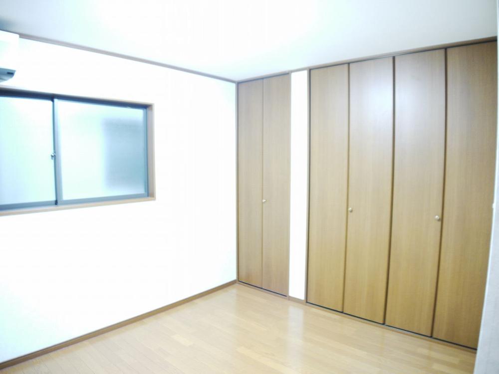 Non-living room. Second floor of the Western-style 6 Pledge amount of storage with plenty of closet comes with