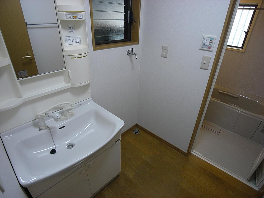 Wash basin, toilet. Indoor (11 May 2013) shooting indoor