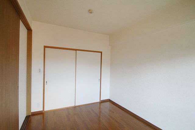 Living and room. Western-style facing the balcony