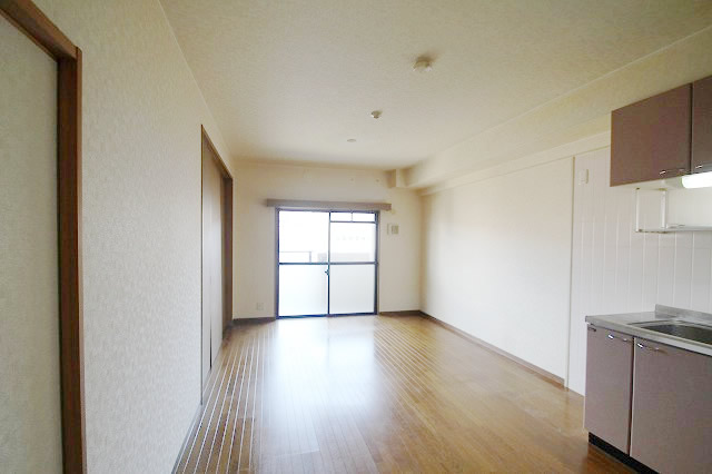 Living and room. It is lighting may also be on the south-facing