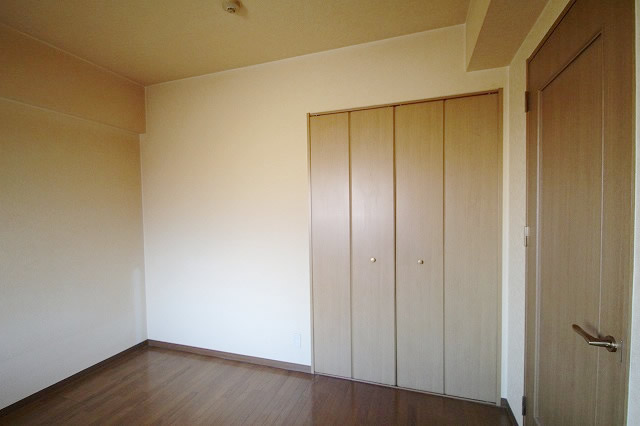 Living and room. You can use widely with storage