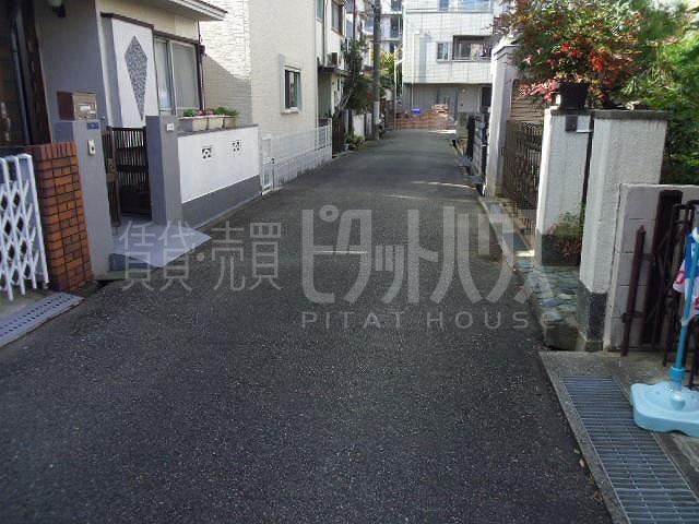 Local photos, including front road. Local front road 1