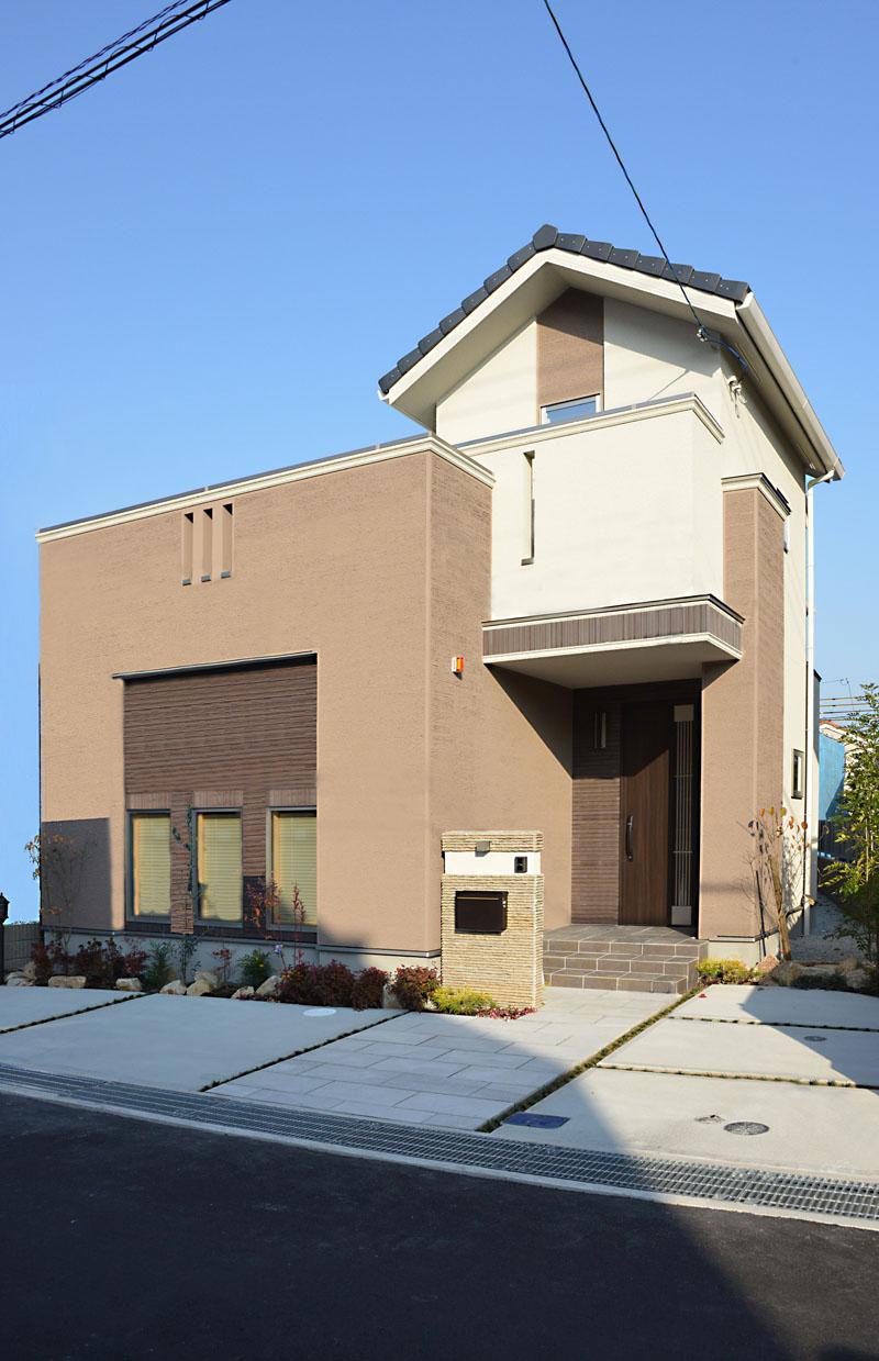 Local appearance photo. A No. land model house exterior photo. Also weighed cityscape unity while taking advantage of the personality of one house one House, It gives the elegant impression to stop viewer feet. Since the high basic line of sight from the road is also not worried