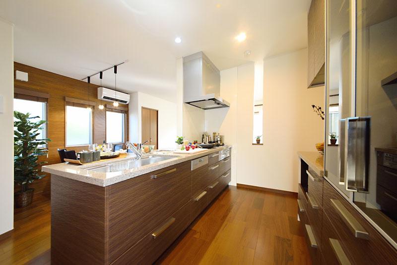 Kitchen. A No. land model house kitchen photo. The adoption of face-to-face kitchen, Proceed to communicate with family, I'm glad to child-rearing generation since it is possible to watch the day-to-day growth of children.