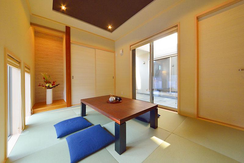 Other introspection. A No. land model house Japanese-style photo. Japanese-style room, which is located in the south are bright and cozy and looks good. You can come out to the courtyard from the left of the sweep-out window.