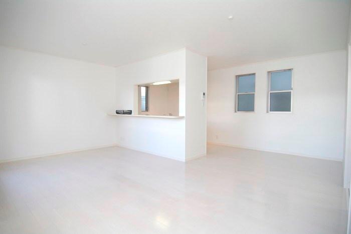 Living. Second floor living room It is a bright room with white keynote!