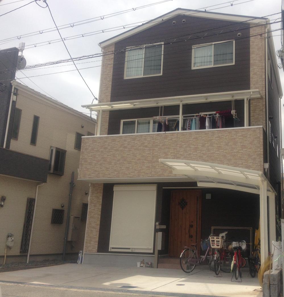 Local appearance photo. Parking space is wide