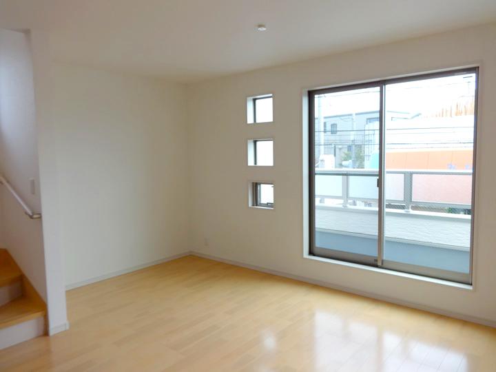 Same specifications photos (living). Providing a top light in the living room, We devised the skylight