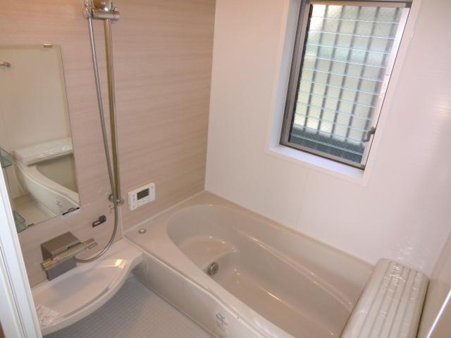 Bathroom. Local photo (bathroom) Bathroom heating dryer! Warm bath!