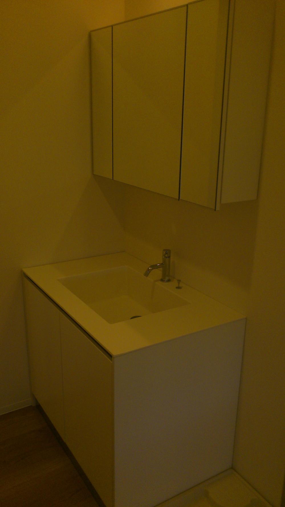 Wash basin, toilet. Indoor (10 May 2013) Shooting