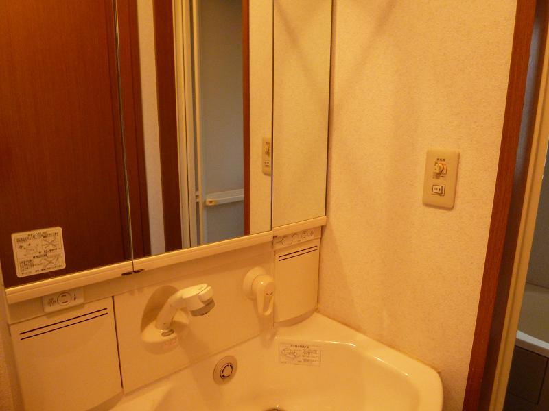 Wash basin, toilet. Indoor (12 May 2013) Shooting