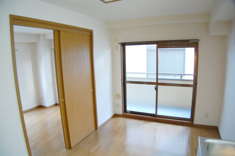 Living and room. Easy-to-use Western-style.
