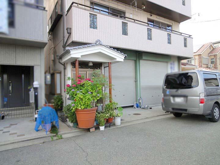 Local appearance photo. It is very accommodating rich house