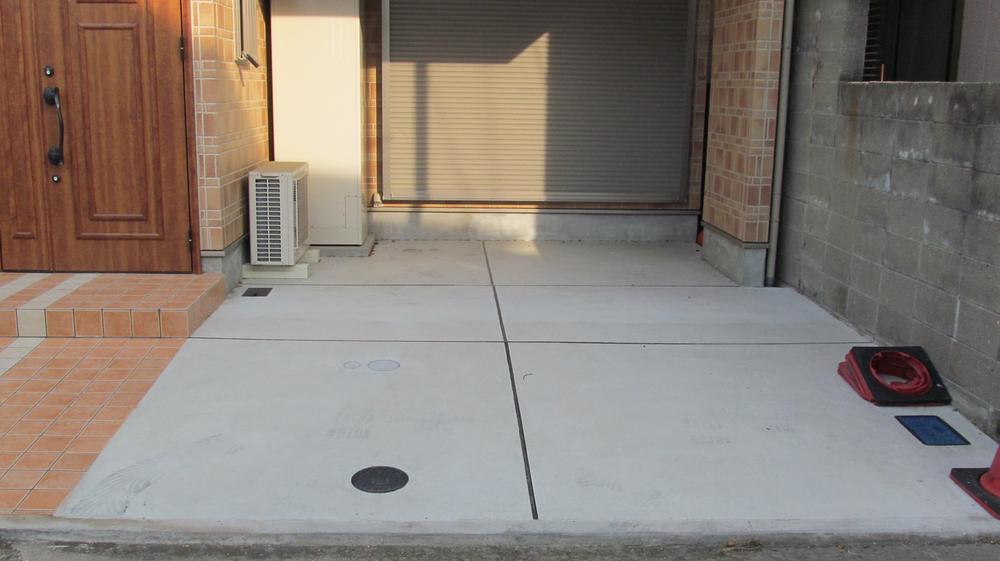 Parking lot. Direct-coupled from the entrance next to the car space living. I large luggage can also out from here.