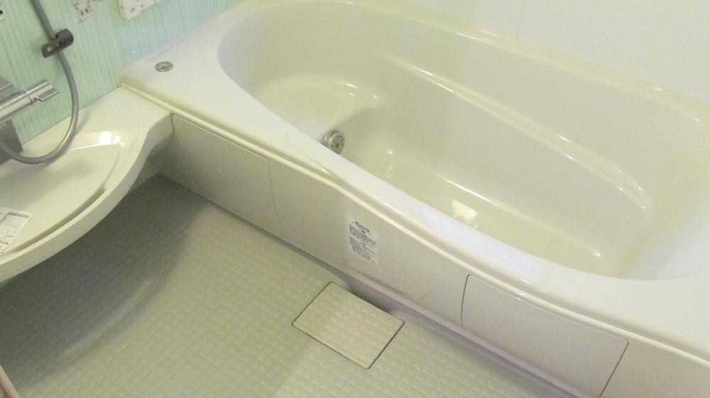 Bathroom. Spacious bathtubs and cleanliness a light blue wall. Of course there is a window in the bathroom. Always refreshing pleasant bathroom also attached bathroom dryer.