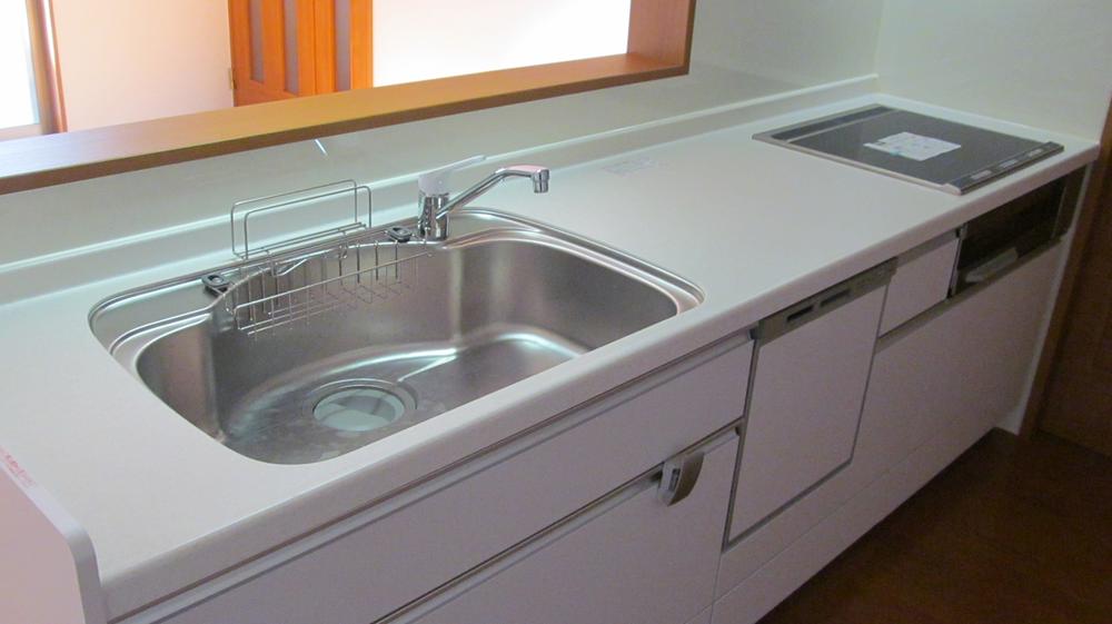 Kitchen. Unified system kitchen in white IH correspondence. Likely to sink becomes fun cooking in wide width.