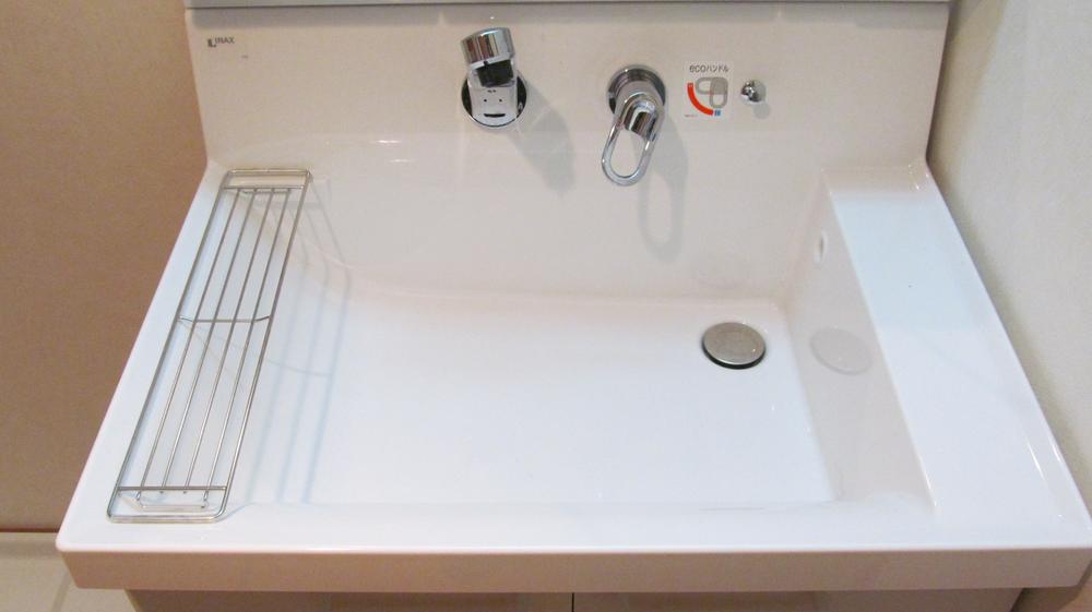 Wash basin, toilet. Gangbuster parts of the shower dresser. It is a nice and stylish form.