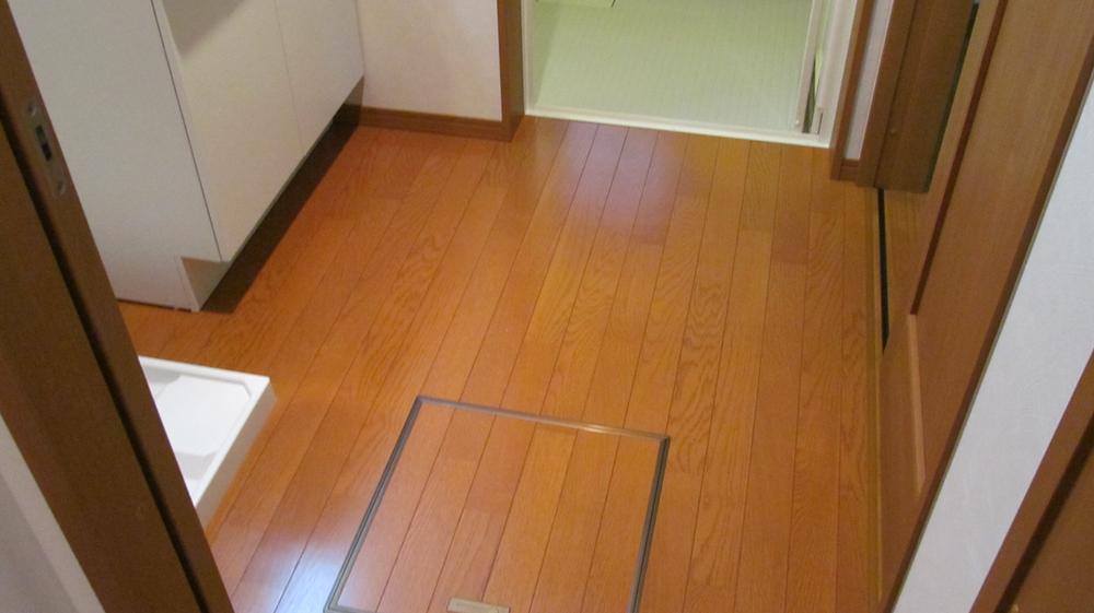 Wash basin, toilet. Convenient for bulk buying of stocks comes with under-floor storage.