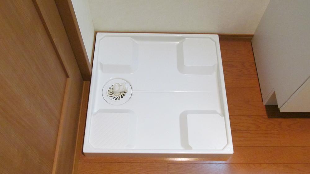 Wash basin, toilet. Washing machine area of the wash basin is next to loose space. Because even with a small window it does not have any moisture of worry.