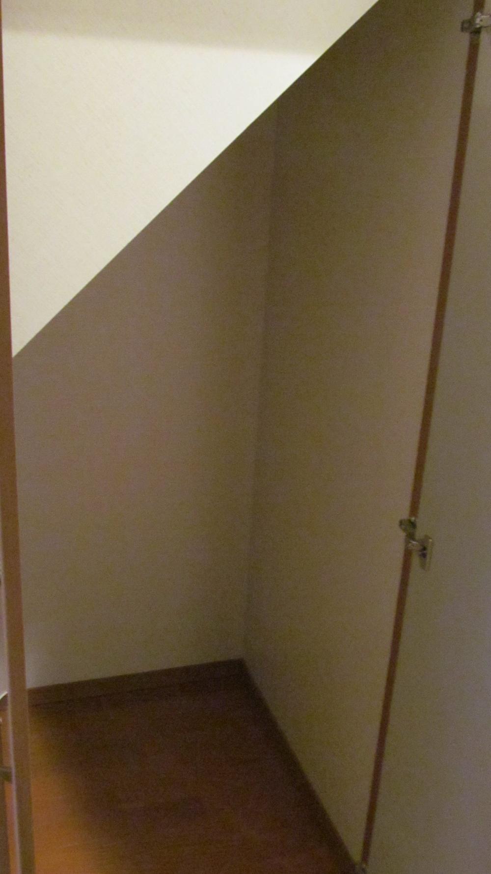 Other. Also storage is possible under the stairs Clean up well!