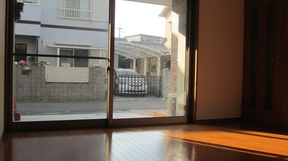 Local photos, including front road. Appearance of the outside as seen from the living room. Entrance before is also less quiet and out of the car because it is not a big road.